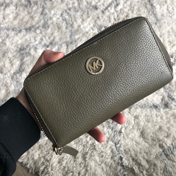 Michael Kors Wallet Purse - Picture 1 of 4